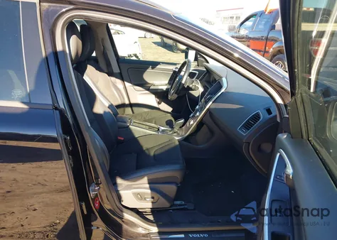 2017 Volvo Xc60 T5 z USA, uszkodzony, nr VIN YV440MDJ7H2076789